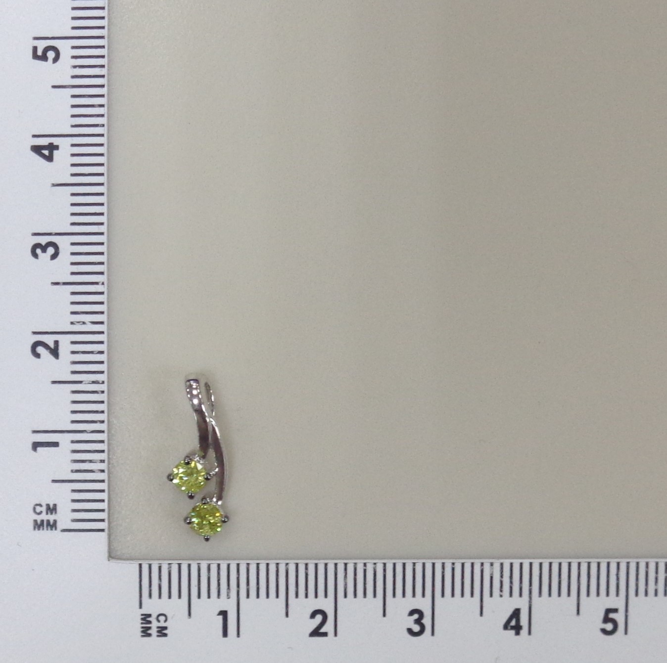 Серебряная подвеска с желтыми бриллиантами